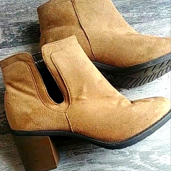 Hot Kiss Booties - Picture 2 of 4